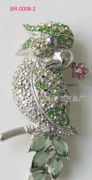 歐美風尚新寵 綠寶石銀色鍍金鸚鵡胸針探秘——聚焦青島永美飾品